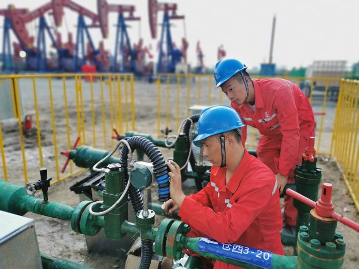 技術人員為注水流量計精準“體檢” 提升檢測技術服務水準